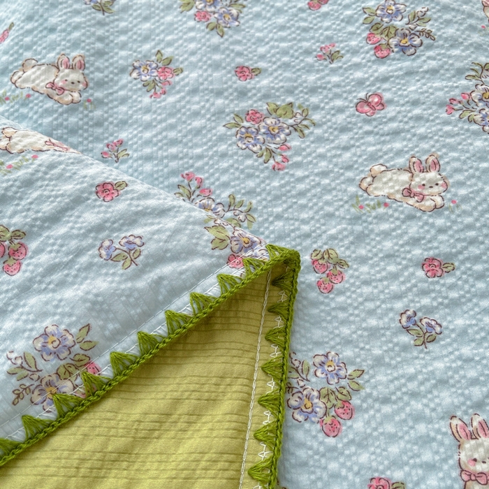 91家纺网 家纺一手货源 找家纺 梵朴 2026新款A类泡芙双层纱贝壳边床盖夏被四件套三角针夏凉被空调被 花从小兔