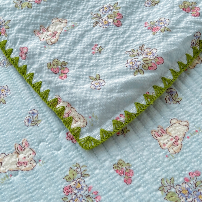 91家纺网 家纺一手货源 找家纺 梵朴 2026新款A类泡芙双层纱贝壳边床盖夏被四件套三角针夏凉被空调被 花从小兔