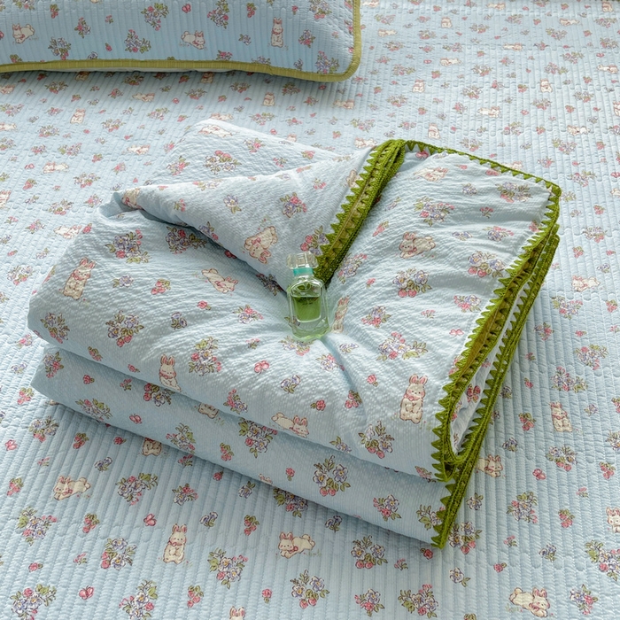 91家纺网 家纺一手货源 找家纺 梵朴 2026新款A类泡芙双层纱贝壳边床盖夏被四件套三角针夏凉被空调被 花从小兔