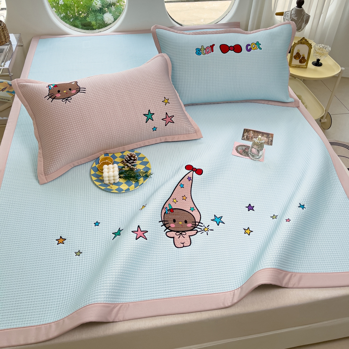 91家纺网 家纺一手货源 找家纺 炫拼家纺 2026新款A类华夫格凉豆豆刺绣款高克重复合卡通毛巾绣凉席-布丁系列 布丁-魔法猫
