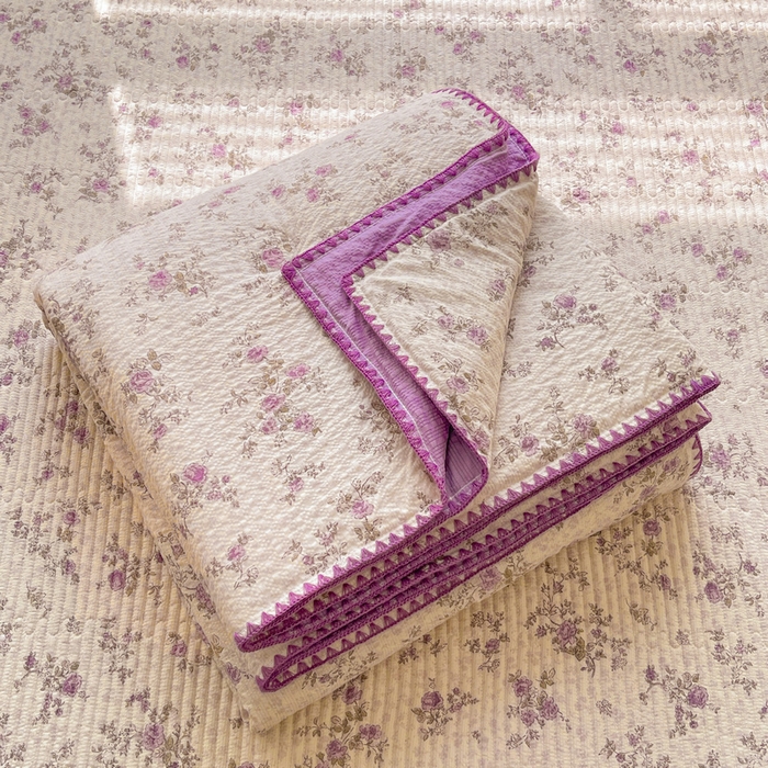 91家纺网 家纺一手货源 找家纺 梵朴 2026新款A类泡芙双层纱贝壳边床盖夏被四件套三角针夏凉被空调被 花季紫