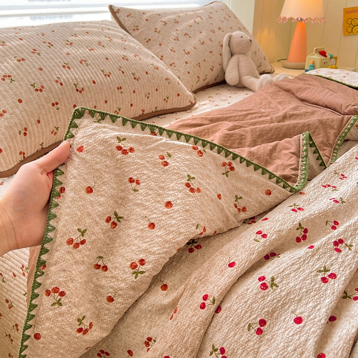91家纺网 家纺一手货源 找家纺 梵朴 2026新款A类泡芙双层纱贝壳边床盖夏被四件套三角针夏凉被空调被 酒渍樱桃