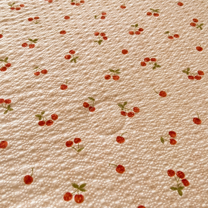 91家纺网 家纺一手货源 找家纺 梵朴 2026新款A类泡芙双层纱贝壳边床盖夏被四件套三角针夏凉被空调被 酒渍樱桃