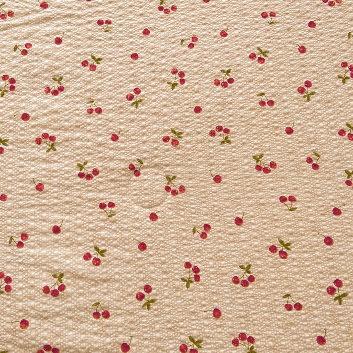 91家纺网 家纺一手货源 找家纺 梵朴 2026新款A类泡芙双层纱贝壳边床盖夏被四件套三角针夏凉被空调被 酒渍樱桃