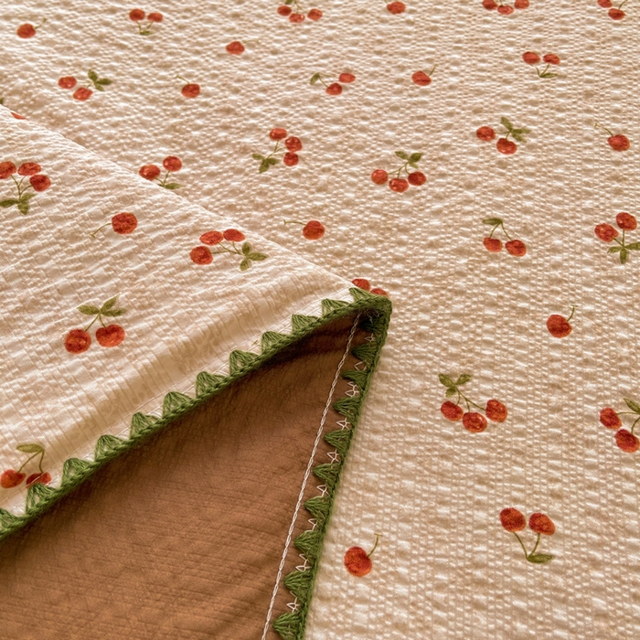 91家纺网 家纺一手货源 找家纺 梵朴 2026新款A类泡芙双层纱贝壳边床盖夏被四件套三角针夏凉被空调被 酒渍樱桃