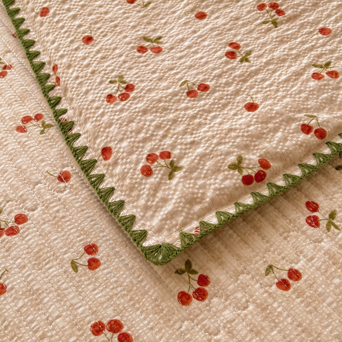 91家纺网 家纺一手货源 找家纺 梵朴 2026新款A类泡芙双层纱贝壳边床盖夏被四件套三角针夏凉被空调被 酒渍樱桃