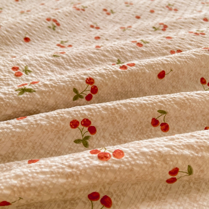 91家纺网 家纺一手货源 找家纺 梵朴 2026新款A类泡芙双层纱贝壳边床盖夏被四件套三角针夏凉被空调被 酒渍樱桃