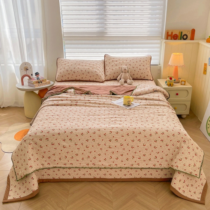 91家纺网 家纺一手货源 找家纺 梵朴 2026新款A类泡芙双层纱贝壳边床盖夏被四件套三角针夏凉被空调被 酒渍樱桃