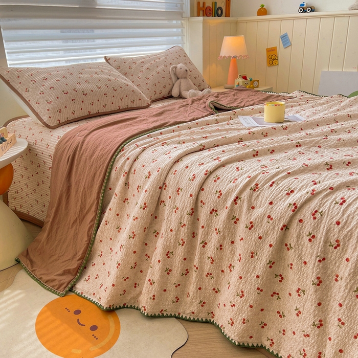 91家纺网 家纺一手货源 找家纺 梵朴 2026新款A类泡芙双层纱贝壳边床盖夏被四件套三角针夏凉被空调被 酒渍樱桃