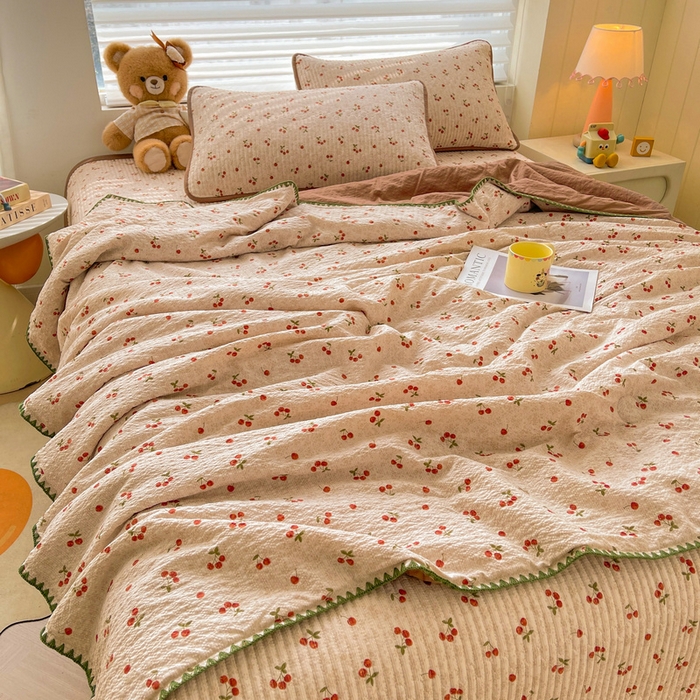 91家纺网 家纺一手货源 找家纺 梵朴 2026新款A类泡芙双层纱贝壳边床盖夏被四件套三角针夏凉被空调被 酒渍樱桃