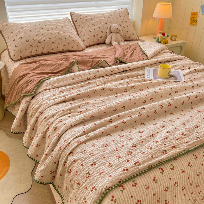 91家纺网 家纺一手货源 找家纺 梵朴 2026新款A类泡芙双层纱贝壳边床盖夏被四件套三角针夏凉被空调被 酒渍樱桃