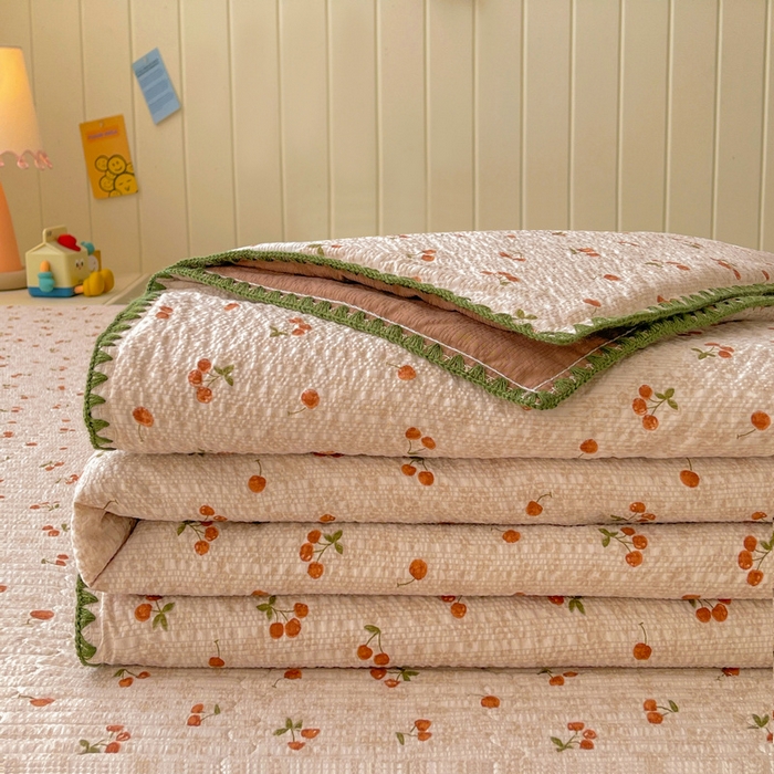 91家纺网 家纺一手货源 找家纺 梵朴 2026新款A类泡芙双层纱贝壳边床盖夏被四件套三角针夏凉被空调被 酒渍樱桃