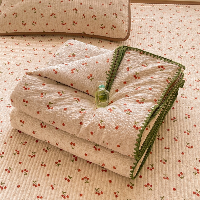 91家纺网 家纺一手货源 找家纺 梵朴 2026新款A类泡芙双层纱贝壳边床盖夏被四件套三角针夏凉被空调被 酒渍樱桃