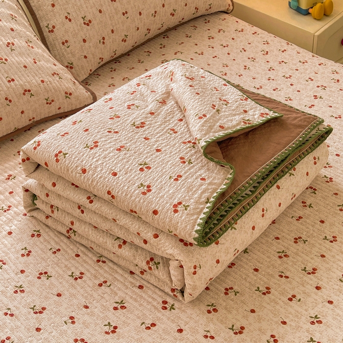 91家纺网 家纺一手货源 找家纺 梵朴 2026新款A类泡芙双层纱贝壳边床盖夏被四件套三角针夏凉被空调被 酒渍樱桃