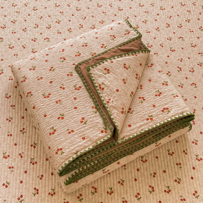 91家纺网 家纺一手货源 找家纺 梵朴 2026新款A类泡芙双层纱贝壳边床盖夏被四件套三角针夏凉被空调被 酒渍樱桃