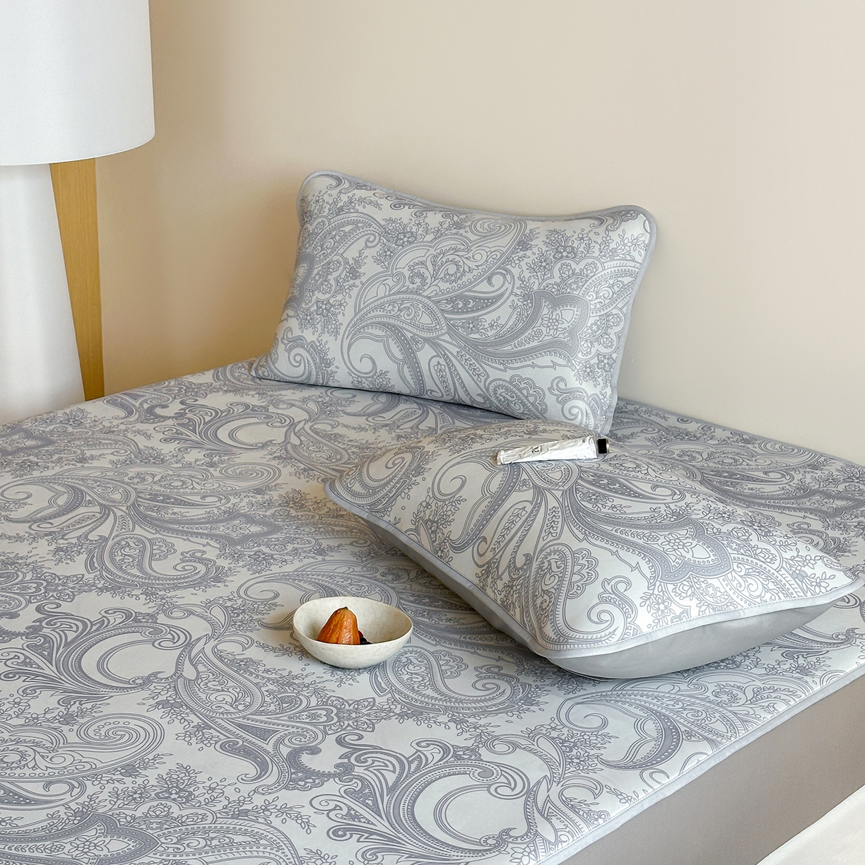 91家纺网 家纺一手货源 找家纺 JUICY 橘滋家纺 2026新款CoolAir沁氧数码印花冰感软凉席 佩斯利-床笠款