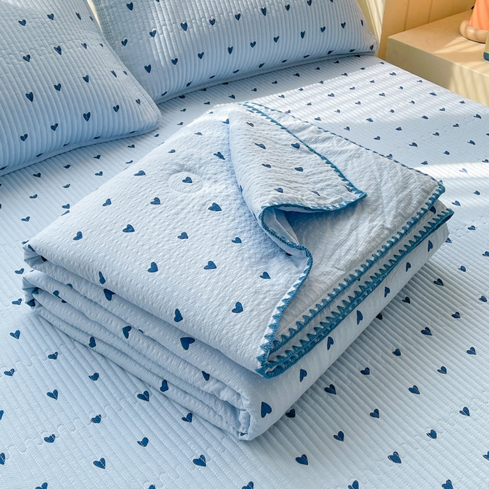 91家纺网 家纺一手货源 找家纺 梵朴 2026新款A类泡芙双层纱贝壳边床盖夏被四件套三角针夏凉被空调被 蓝调爱心