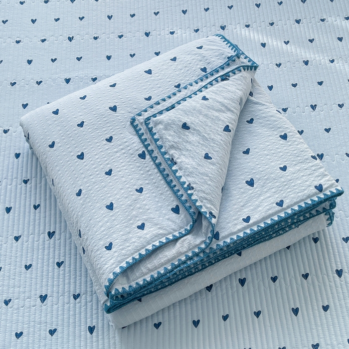 91家纺网 家纺一手货源 找家纺 梵朴 2026新款A类泡芙双层纱贝壳边床盖夏被四件套三角针夏凉被空调被 蓝调爱心