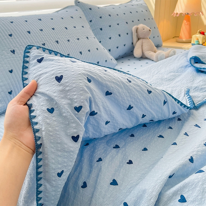 91家纺网 家纺一手货源 找家纺 梵朴 2026新款A类泡芙双层纱贝壳边床盖夏被四件套三角针夏凉被空调被 蓝调爱心