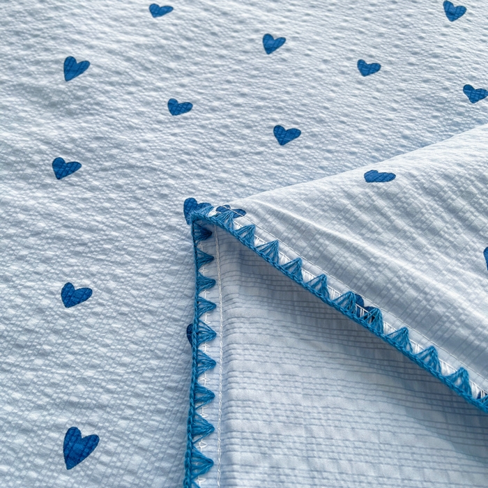 91家纺网 家纺一手货源 找家纺 梵朴 2026新款A类泡芙双层纱贝壳边床盖夏被四件套三角针夏凉被空调被 蓝调爱心