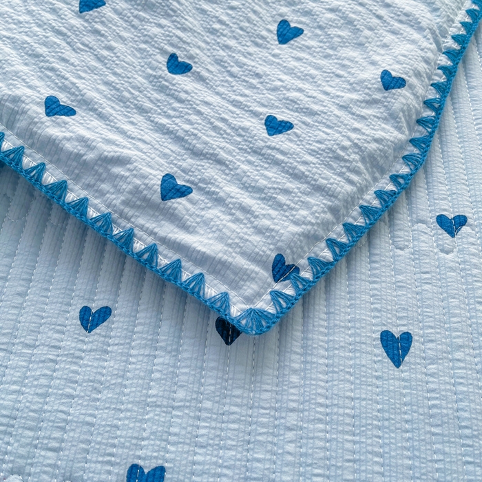 91家纺网 家纺一手货源 找家纺 梵朴 2026新款A类泡芙双层纱贝壳边床盖夏被四件套三角针夏凉被空调被 蓝调爱心