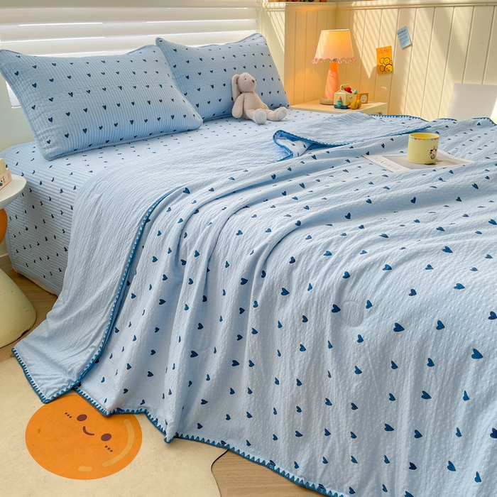 91家纺网 家纺一手货源 找家纺 梵朴 2026新款A类泡芙双层纱贝壳边床盖夏被四件套三角针夏凉被空调被 蓝调爱心