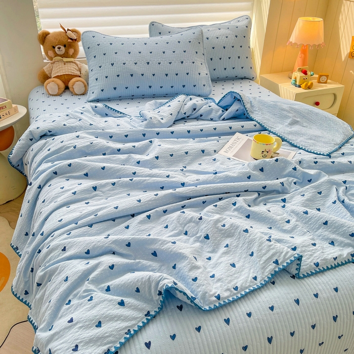 91家纺网 家纺一手货源 找家纺 梵朴 2026新款A类泡芙双层纱贝壳边床盖夏被四件套三角针夏凉被空调被 蓝调爱心
