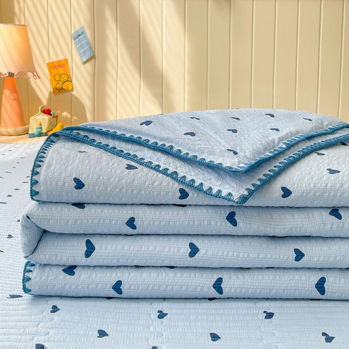 91家纺网 家纺一手货源 找家纺 梵朴 2026新款A类泡芙双层纱贝壳边床盖夏被四件套三角针夏凉被空调被 蓝调爱心