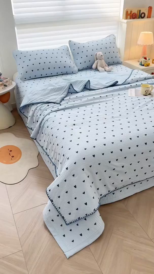91家纺网 家纺一手货源 找家纺 梵朴 2026新款A类泡芙双层纱贝壳边床盖夏被四件套三角针夏凉被空调被 蓝调爱心