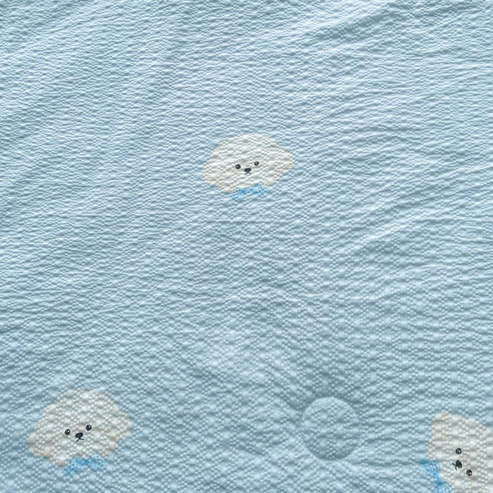 91家纺网 家纺一手货源 找家纺 梵朴 2026新款A类泡芙双层纱贝壳边床盖夏被四件套三角针夏凉被空调被 蓝色领结狗