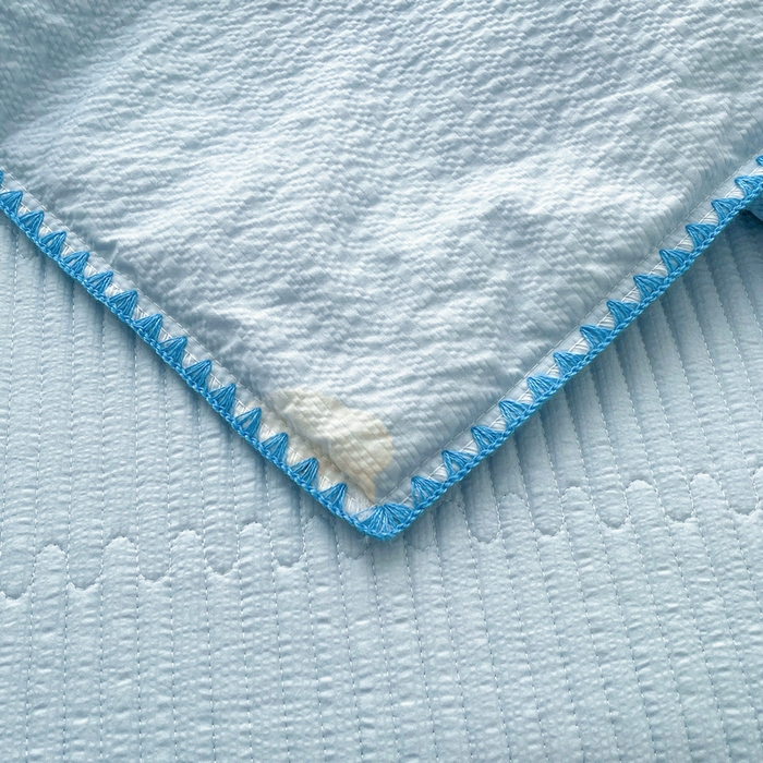 91家纺网 家纺一手货源 找家纺 梵朴 2026新款A类泡芙双层纱贝壳边床盖夏被四件套三角针夏凉被空调被 蓝色领结狗