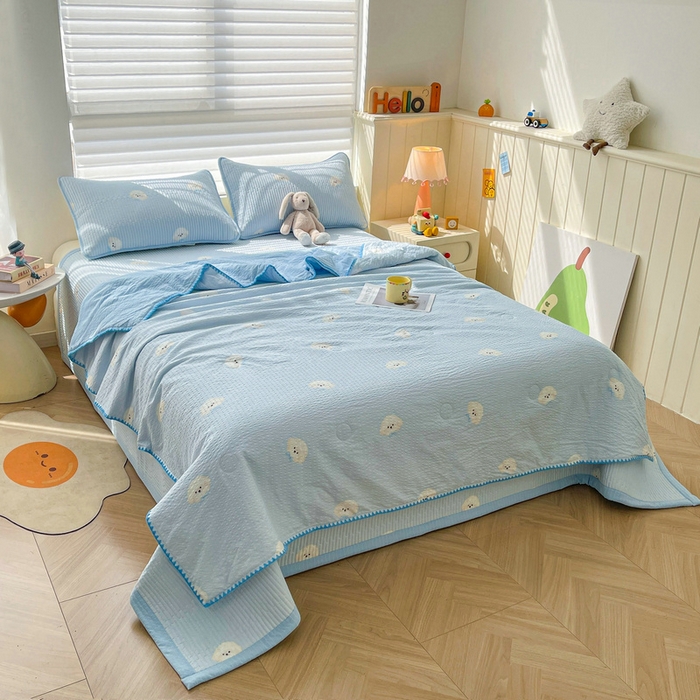 91家纺网 家纺一手货源 找家纺 梵朴 2026新款A类泡芙双层纱贝壳边床盖夏被四件套三角针夏凉被空调被 蓝色领结狗