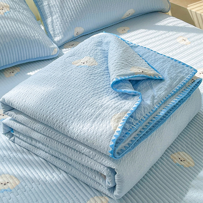 91家纺网 家纺一手货源 找家纺 梵朴 2026新款A类泡芙双层纱贝壳边床盖夏被四件套三角针夏凉被空调被 蓝色领结狗