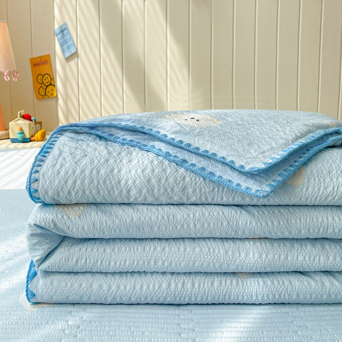91家纺网 家纺一手货源 找家纺 梵朴 2026新款A类泡芙双层纱贝壳边床盖夏被四件套三角针夏凉被空调被 蓝色领结狗