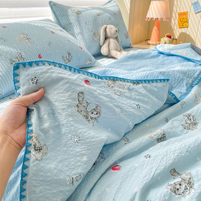 91家纺网 家纺一手货源 找家纺 梵朴 2026新款A类泡芙双层纱贝壳边床盖夏被四件套三角针夏凉被空调被 猫咪蓝
