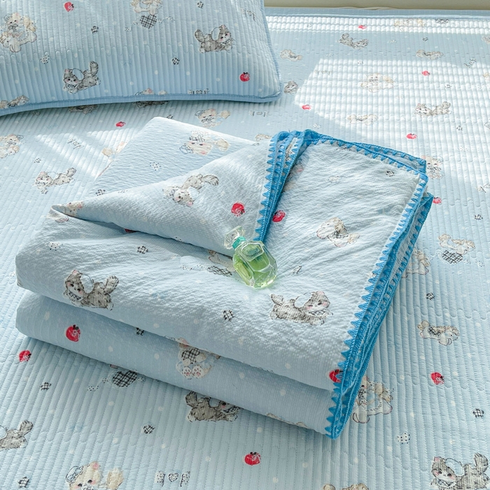 91家纺网 家纺一手货源 找家纺 梵朴 2026新款A类泡芙双层纱贝壳边床盖夏被四件套三角针夏凉被空调被 猫咪蓝