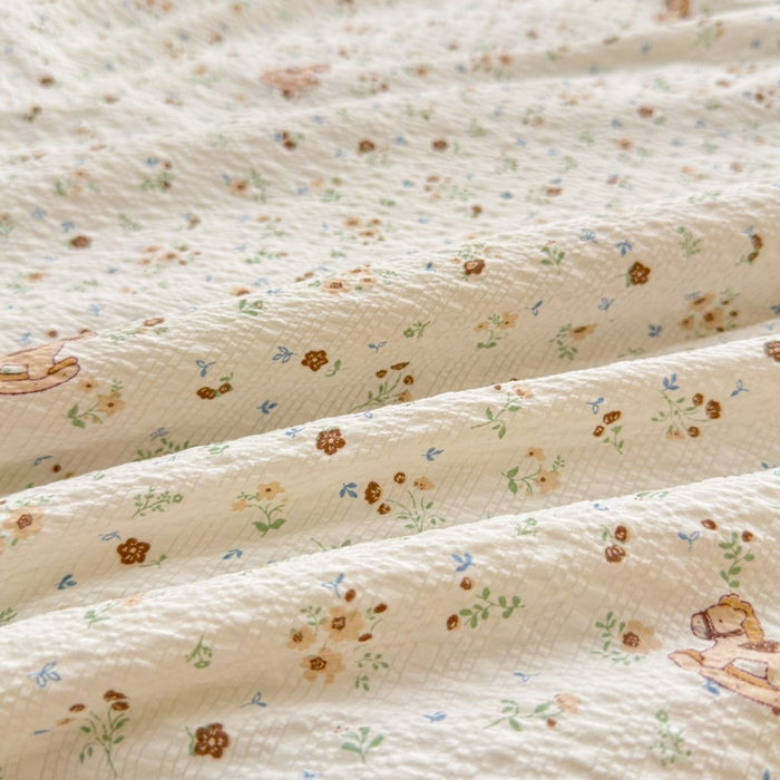 91家纺网 家纺一手货源 找家纺 梵朴 2026新款A类泡芙双层纱贝壳边床盖夏被四件套三角针夏凉被空调被 木马小花