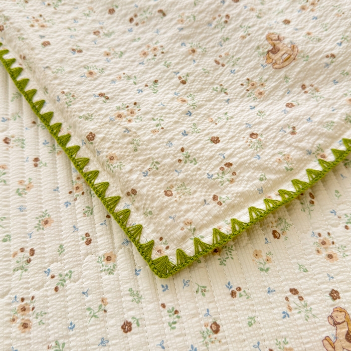 91家纺网 家纺一手货源 找家纺 梵朴 2026新款A类泡芙双层纱贝壳边床盖夏被四件套三角针夏凉被空调被 木马小花