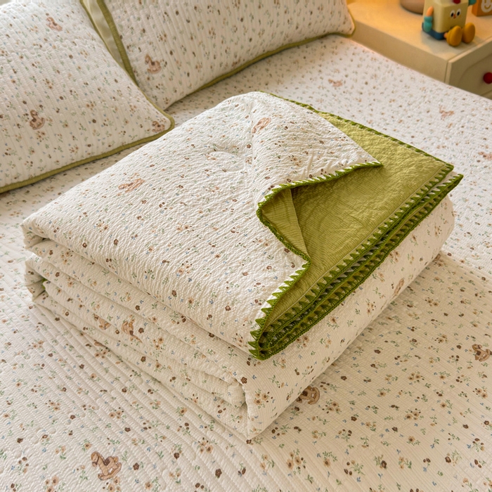 91家纺网 家纺一手货源 找家纺 梵朴 2026新款A类泡芙双层纱贝壳边床盖夏被四件套三角针夏凉被空调被 木马小花