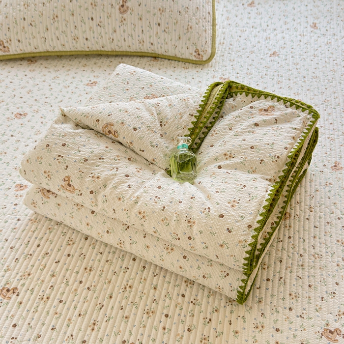 91家纺网 家纺一手货源 找家纺 梵朴 2026新款A类泡芙双层纱贝壳边床盖夏被四件套三角针夏凉被空调被 木马小花