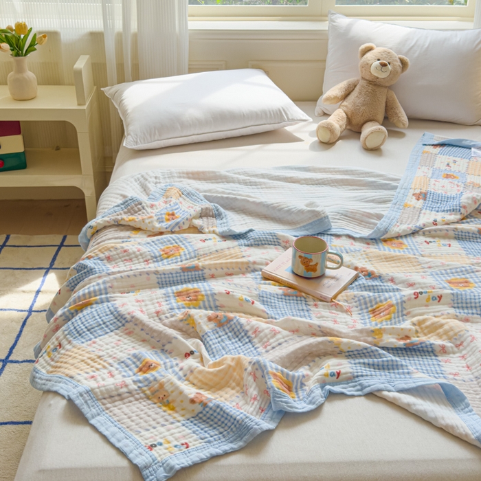 91家纺网 家纺一手货源 找家纺 乐家毛巾被（工厂自产自销） 2026新款全棉纯棉六层一体超柔泡泡纱多功能毯 格子小熊