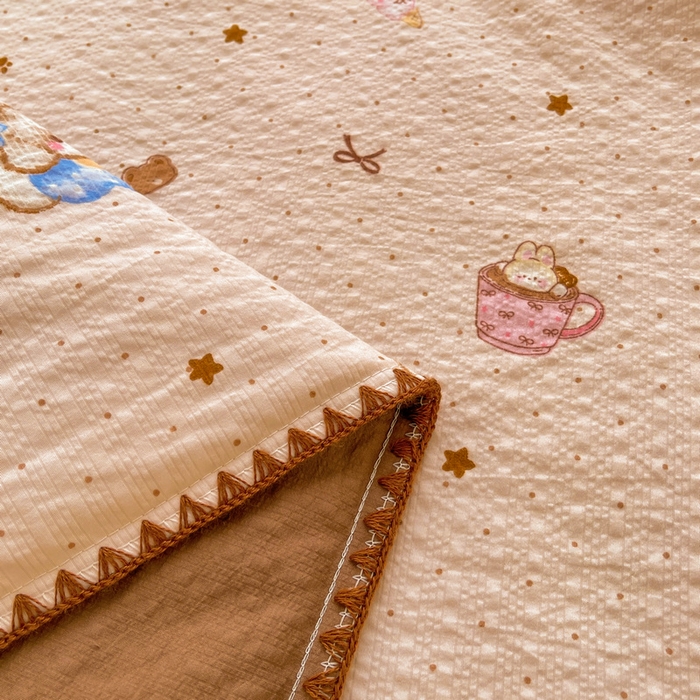 91家纺网 家纺一手货源 找家纺 梵朴 2026新款A类泡芙双层纱贝壳边床盖夏被四件套三角针夏凉被空调被 甜品萌狗