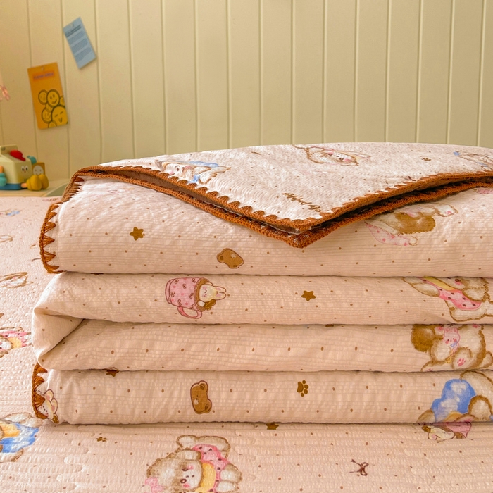 91家纺网 家纺一手货源 找家纺 梵朴 2026新款A类泡芙双层纱贝壳边床盖夏被四件套三角针夏凉被空调被 甜品萌狗