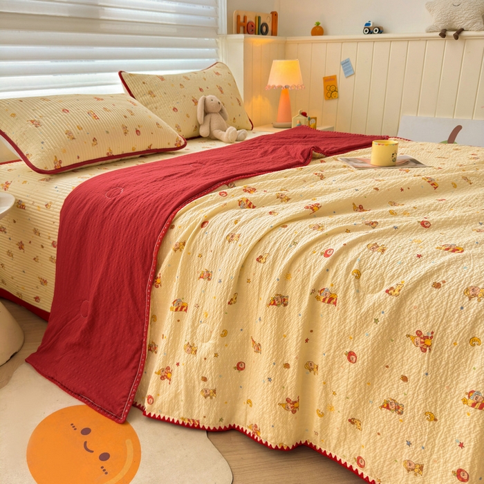 91家纺网 家纺一手货源 找家纺 梵朴 2026新款A类泡芙双层纱贝壳边床盖夏被四件套三角针夏凉被空调被 星星玩偶黄