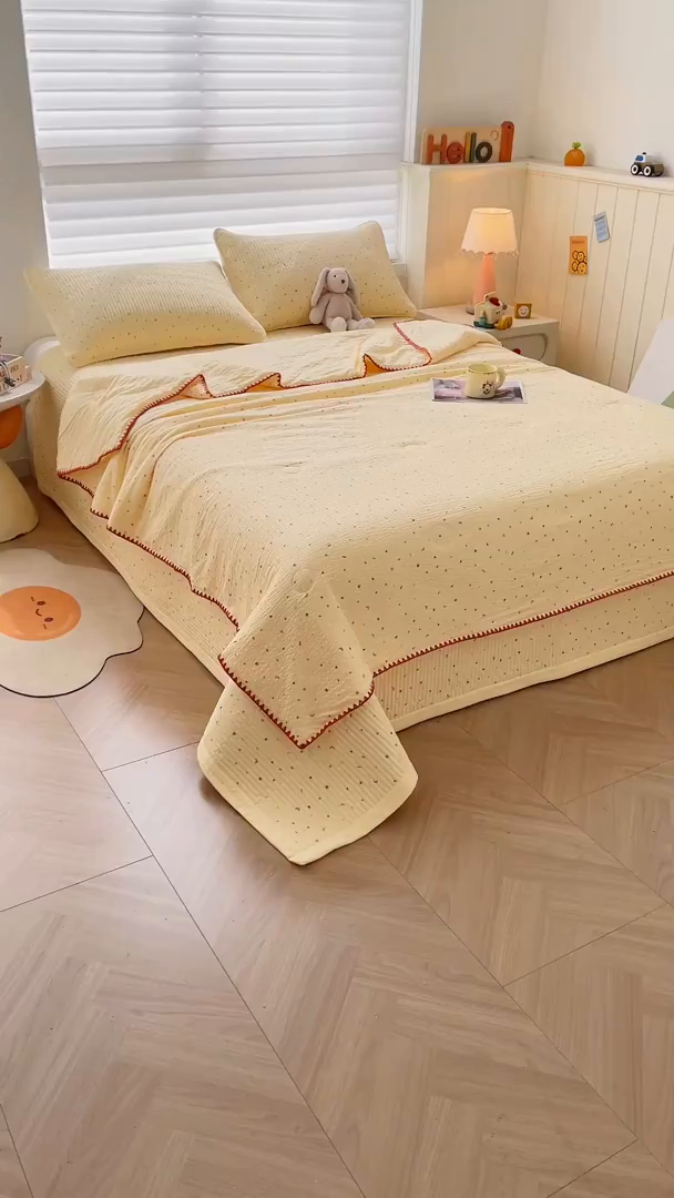 91家纺网 家纺一手货源 找家纺 梵朴 2026新款A类泡芙双层纱贝壳边床盖夏被四件套三角针夏凉被空调被 星星玩偶黄