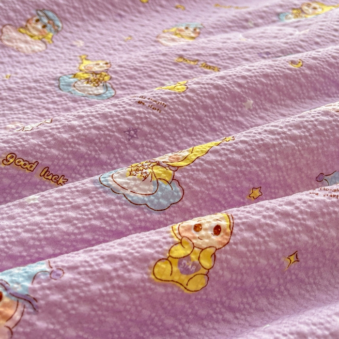 91家纺网 家纺一手货源 找家纺 梵朴 2026新款A类泡芙双层纱贝壳边床盖夏被四件套三角针夏凉被空调被 星星玩偶紫