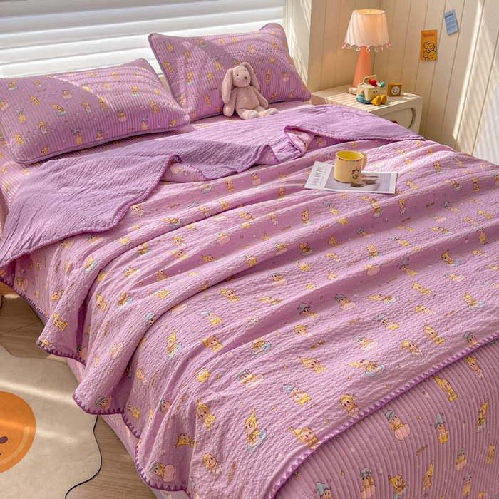 91家纺网 家纺一手货源 找家纺 梵朴 2026新款A类泡芙双层纱贝壳边床盖夏被四件套三角针夏凉被空调被 星星玩偶紫