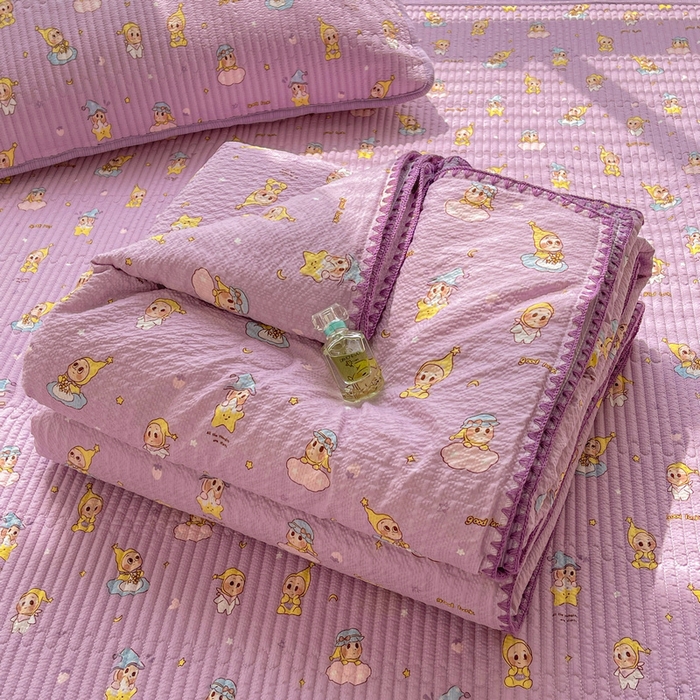 91家纺网 家纺一手货源 找家纺 梵朴 2026新款A类泡芙双层纱贝壳边床盖夏被四件套三角针夏凉被空调被 星星玩偶紫