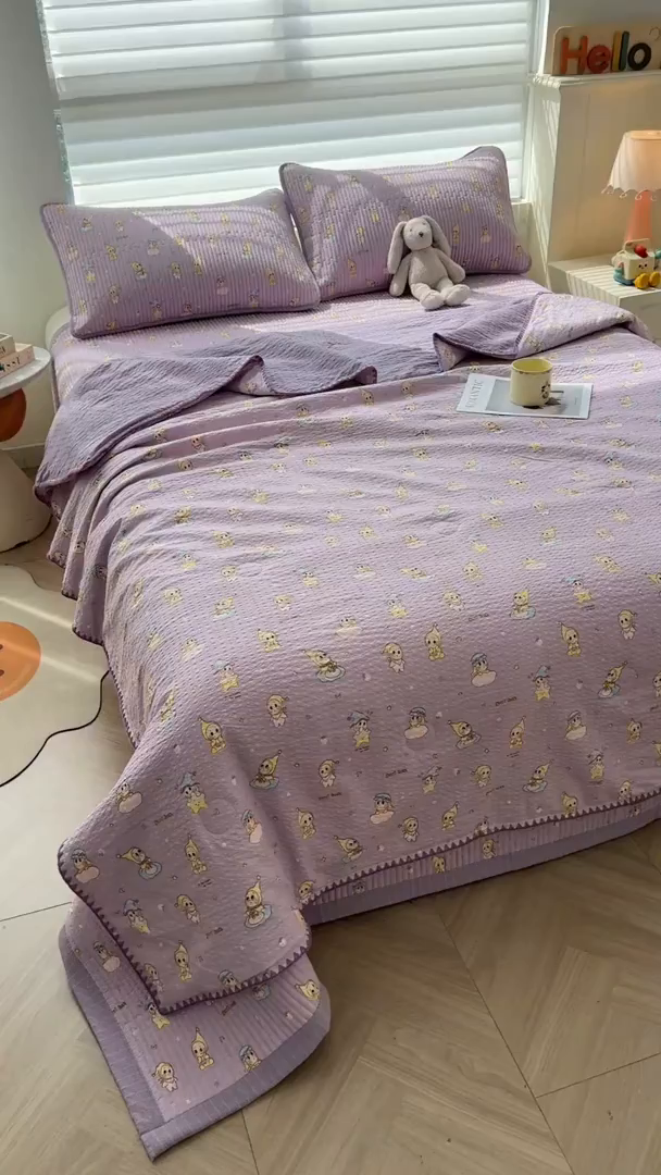 91家纺网 家纺一手货源 找家纺 梵朴 2026新款A类泡芙双层纱贝壳边床盖夏被四件套三角针夏凉被空调被 星星玩偶紫