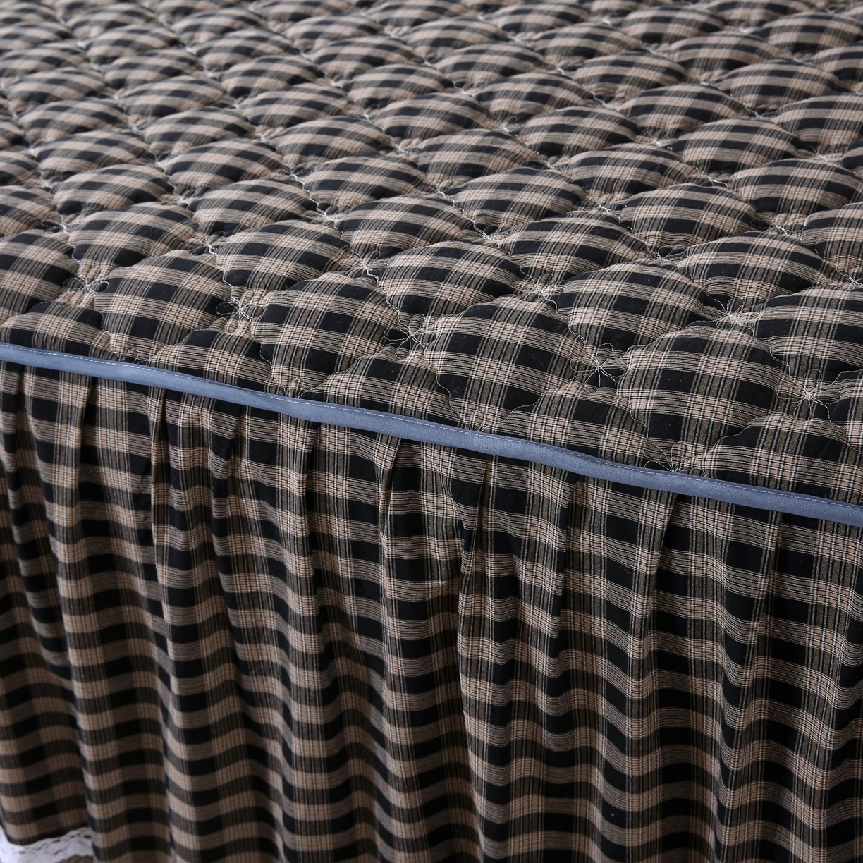 91家纺网 家纺一手货源 找家纺 欧妮家纺 2026新款无印全棉水洗棉夹棉单床裙-三件套 全棉夹棉床裙重楼黑